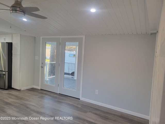 entryway featuring lofted ceiling, wood-type flooring, and ceiling fan