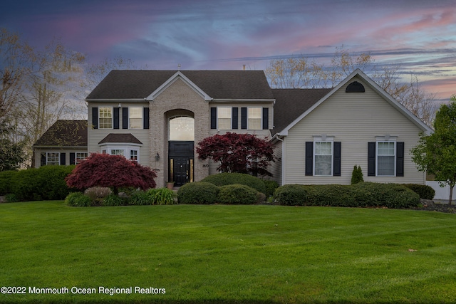 view of front facade featuring a lawn