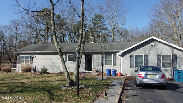 single story home with a front lawn