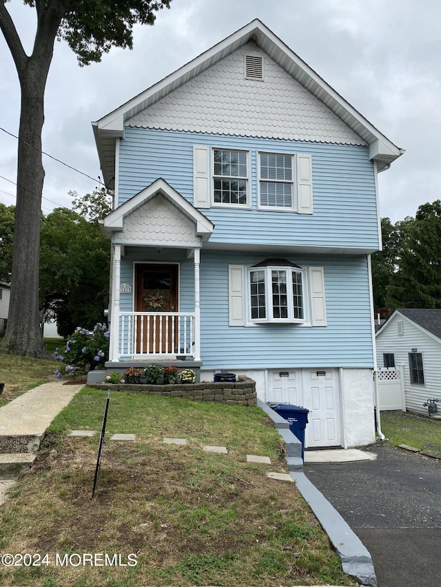 view of front of home with a front yard and covered porch