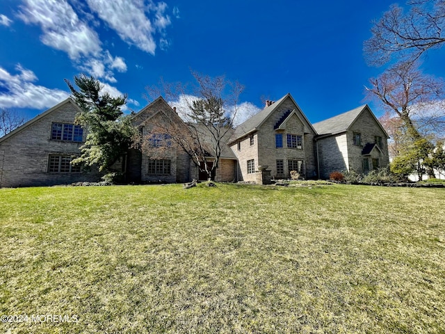 view of front of home featuring a front yard