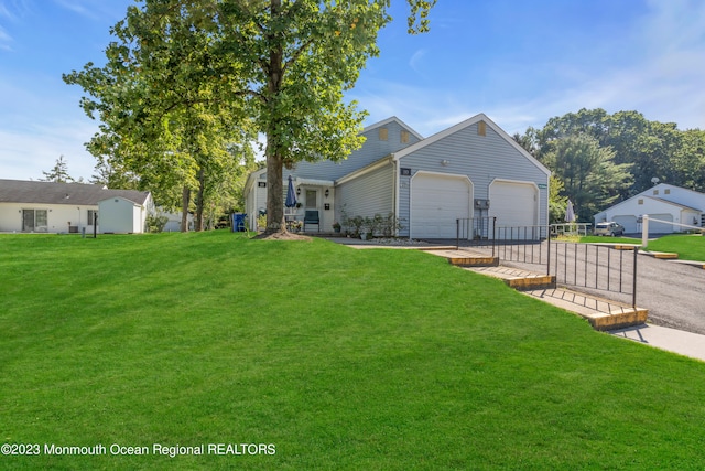 view of front of home featuring a front lawn