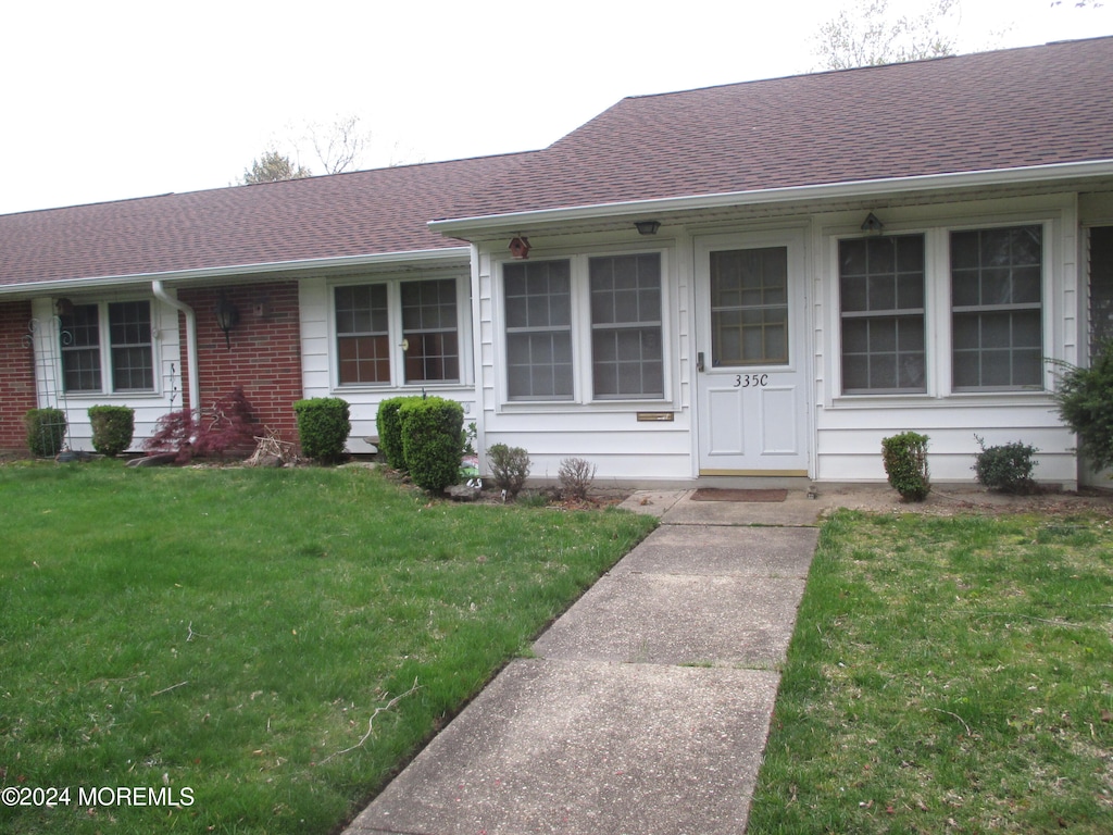 ranch-style house featuring a front yard