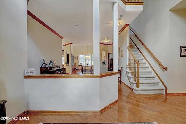 kitchen featuring crown molding, kitchen peninsula, light hardwood / wood-style floors, and ceiling fan