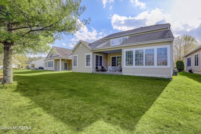 view of front facade featuring a front lawn