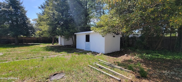 view of yard with a storage unit