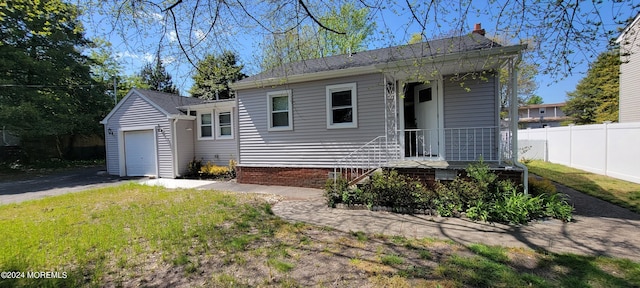 view of front of property featuring a front yard and a garage