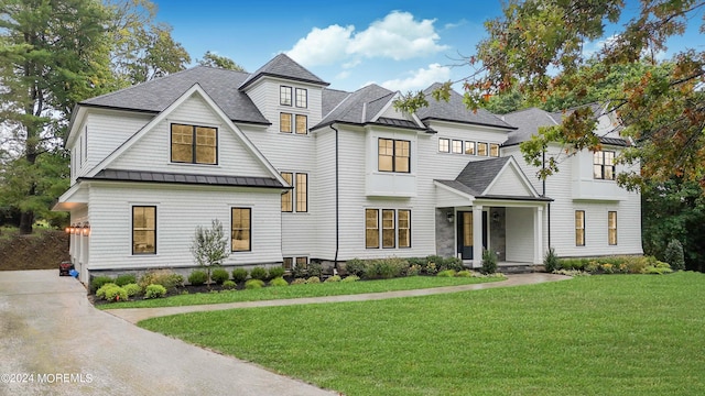 view of front of property featuring a front lawn