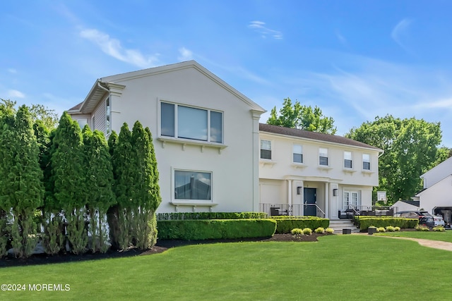 view of front of home featuring a front lawn