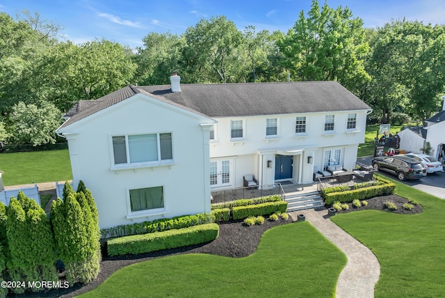 view of front of home featuring a front yard