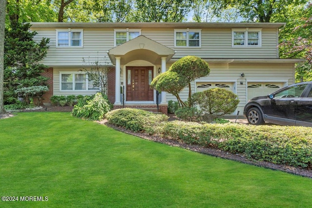 view of front of home featuring a front lawn and a garage