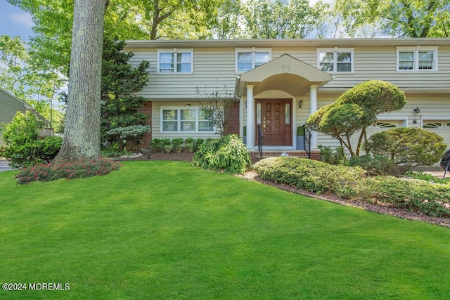 view of front of home featuring a front lawn