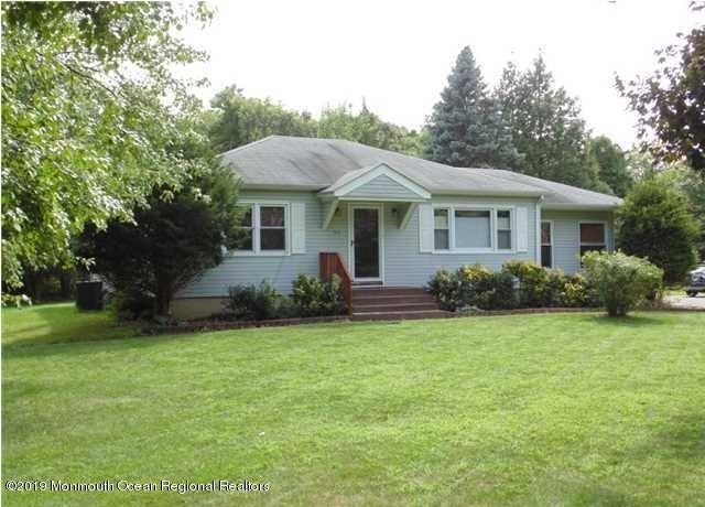 single story home featuring a front yard