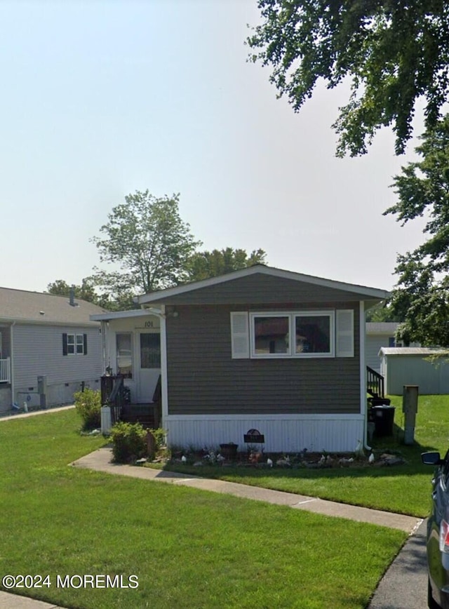 manufactured / mobile home with a front yard