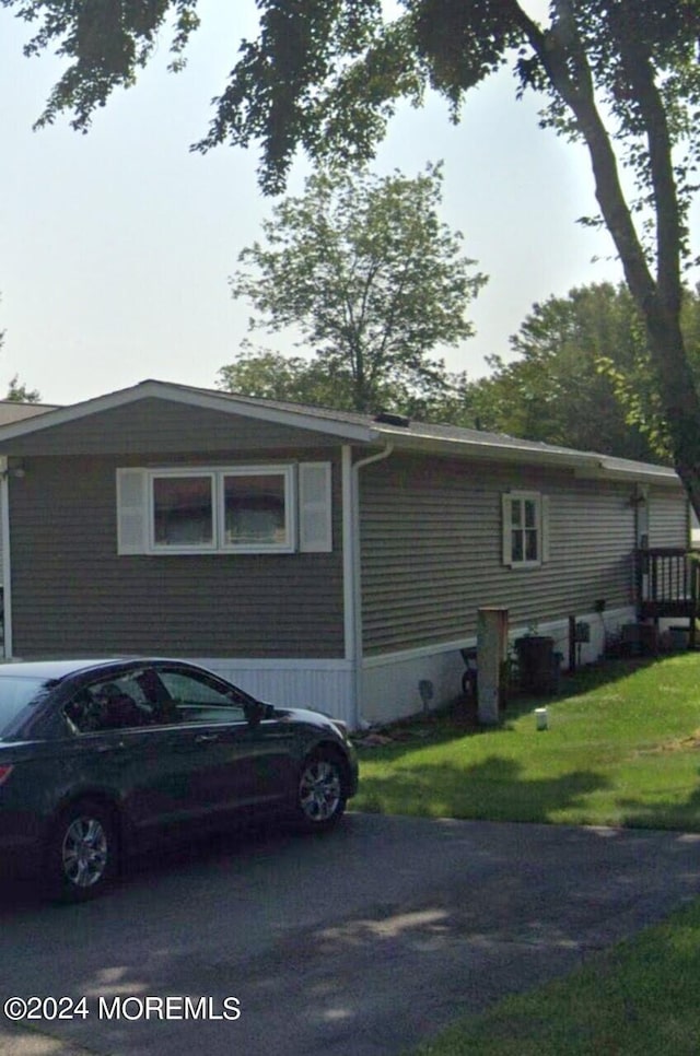 view of side of property featuring a lawn