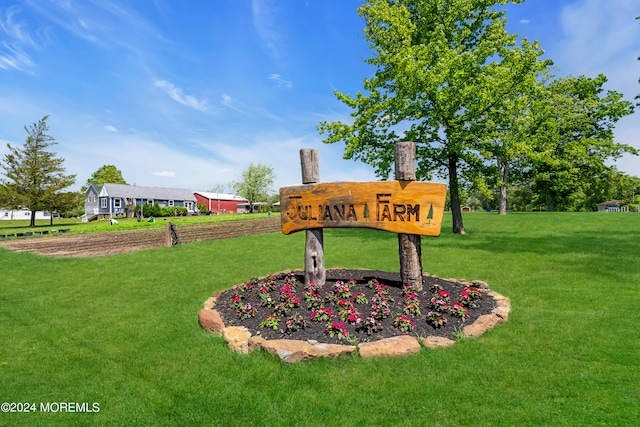 community sign featuring a yard