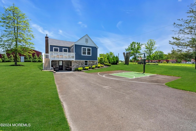 view of front facade featuring a front lawn and basketball court