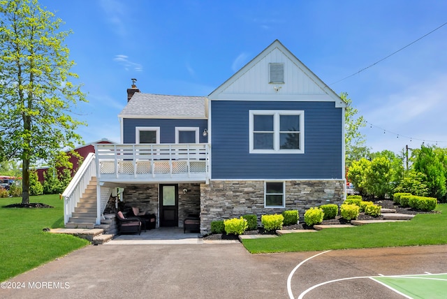 view of front of house featuring a front lawn