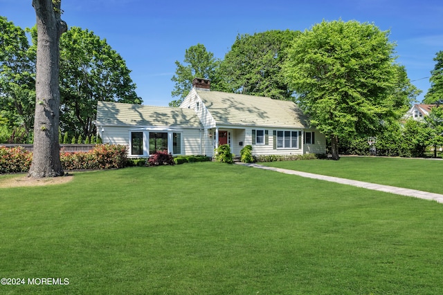 cape cod-style house featuring a front yard