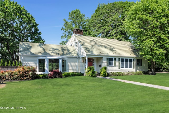 view of front of home featuring a front yard