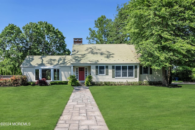 view of front of property featuring a front yard