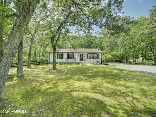 single story home with a front yard