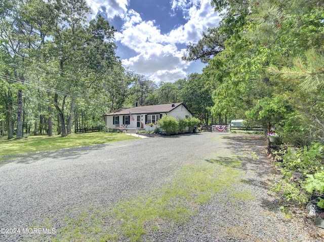 view of front of property featuring a front lawn