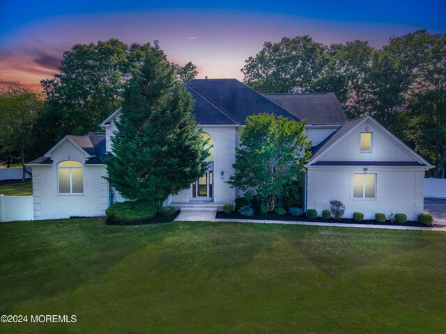 view of front of house featuring a yard