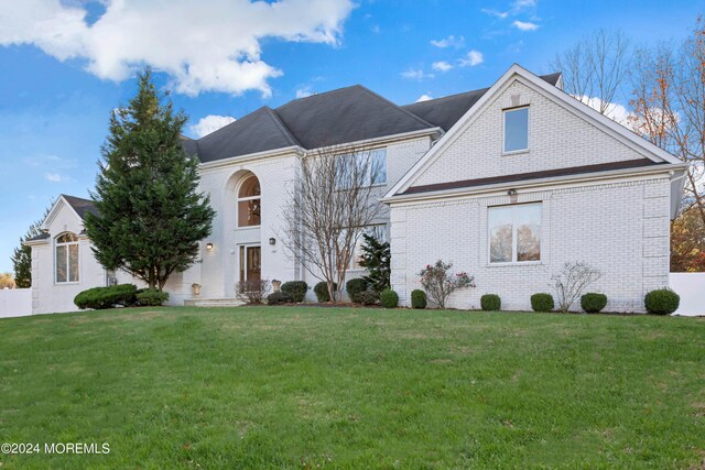 view of front of property featuring a front yard