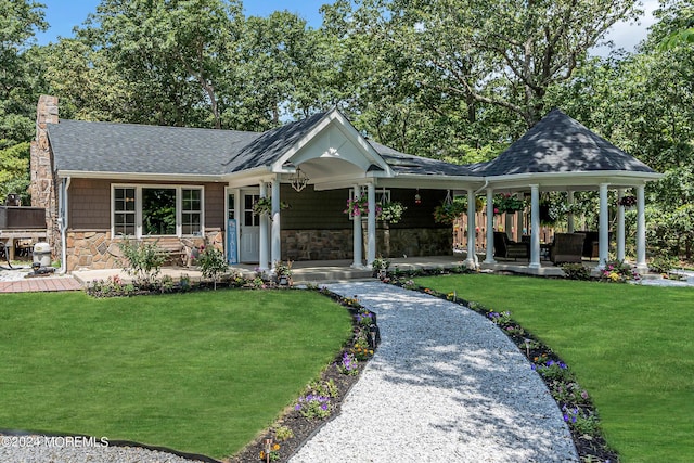 view of front of house featuring a front lawn