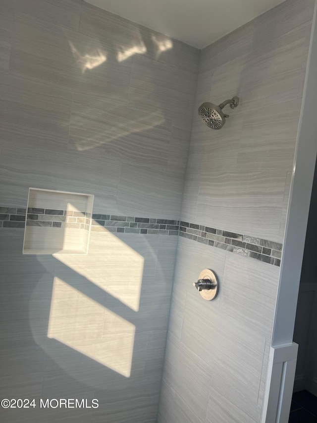 interior details with a tile shower