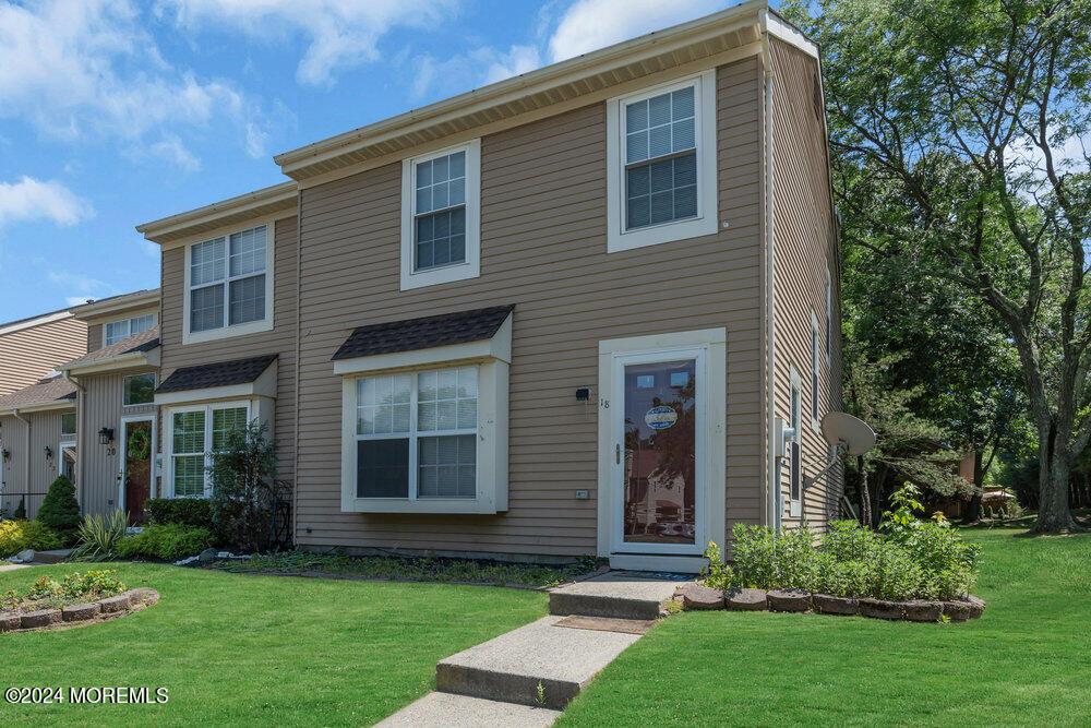 view of front facade with a front yard