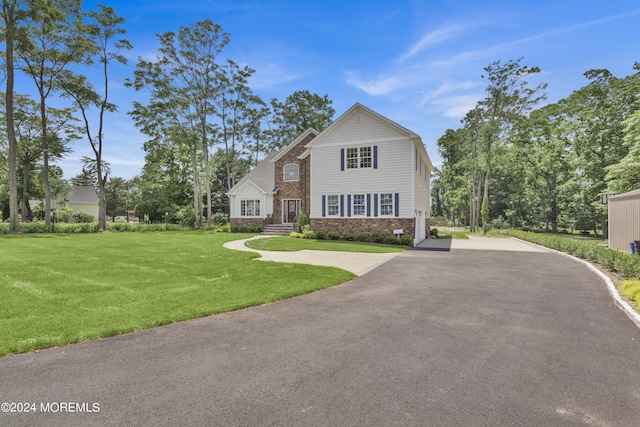 view of front facade with a front yard