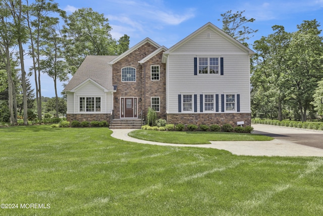 view of front of home featuring a front lawn