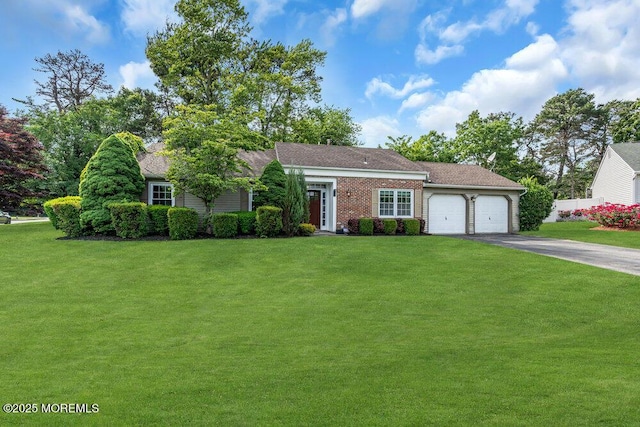 view of front of house featuring driveway, an attached garage, and a front lawn