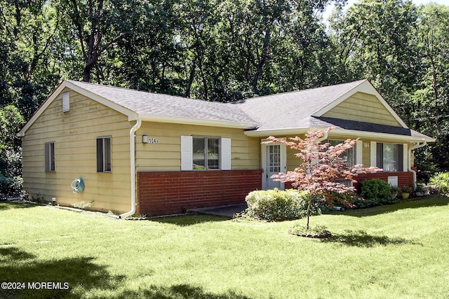 single story home with a front yard