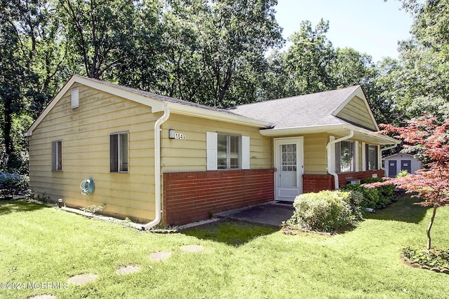 view of front of house featuring a front lawn