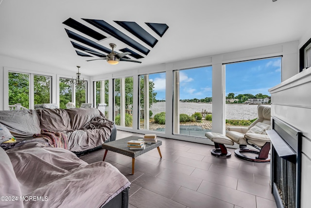 sunroom with ceiling fan