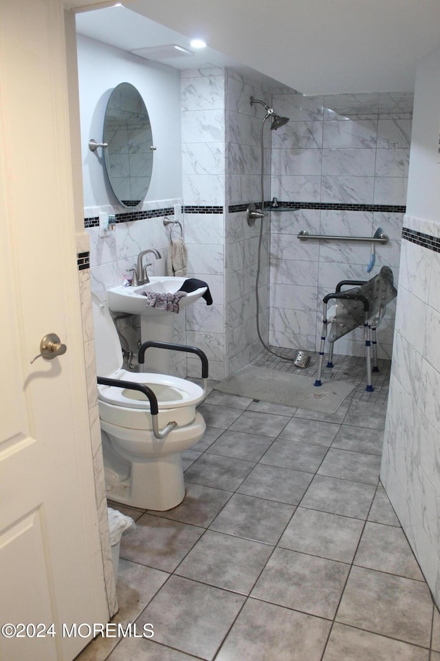 bathroom featuring tiled shower, tile walls, and toilet