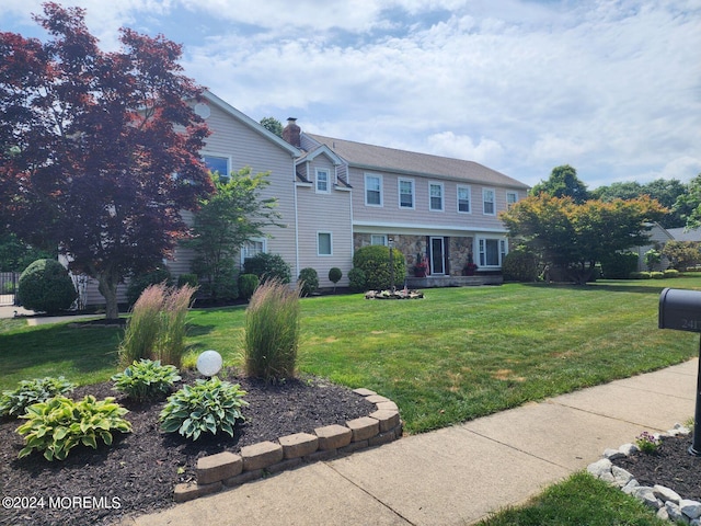 view of front of home featuring a front yard