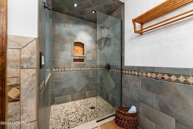 bathroom featuring tiled shower