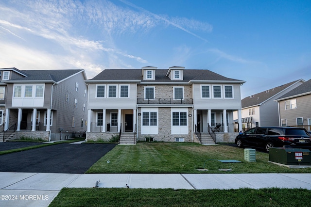 view of front of home with a front lawn and covered porch