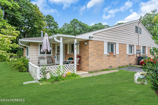 view of front facade with a porch and a front lawn