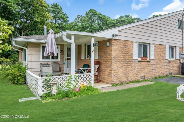 view of front of home featuring a front lawn and covered porch