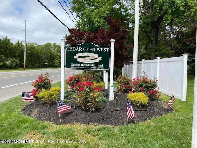 view of community / neighborhood sign