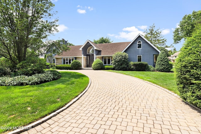 view of front of house featuring a front yard