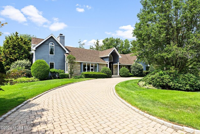 view of front facade featuring a front yard