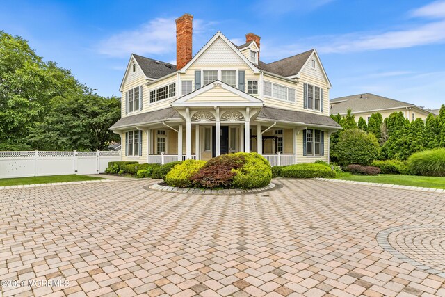 view of front of property featuring a porch