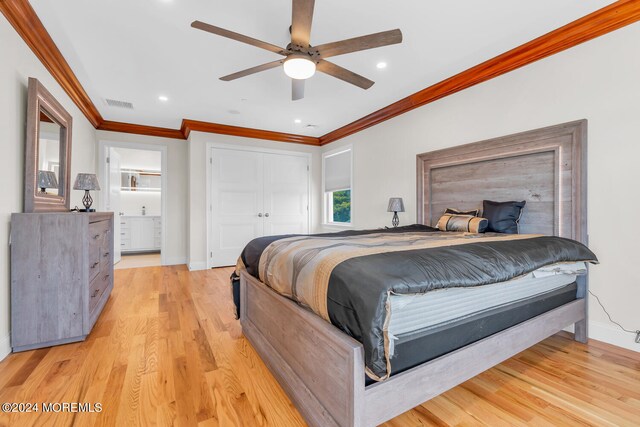 bedroom featuring ornamental molding, light hardwood / wood-style flooring, a closet, and ceiling fan