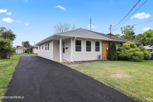 view of front of house featuring a front lawn